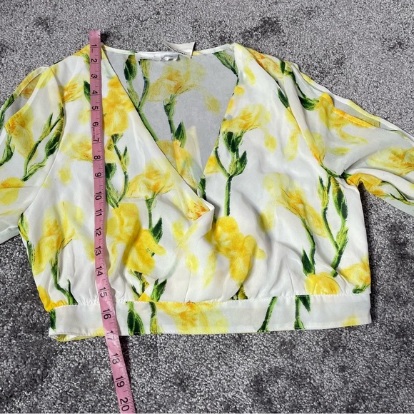 White Closet White Yellow Floral Open Sleeve Crop Top Women’s Large New - Picture 5 of 10